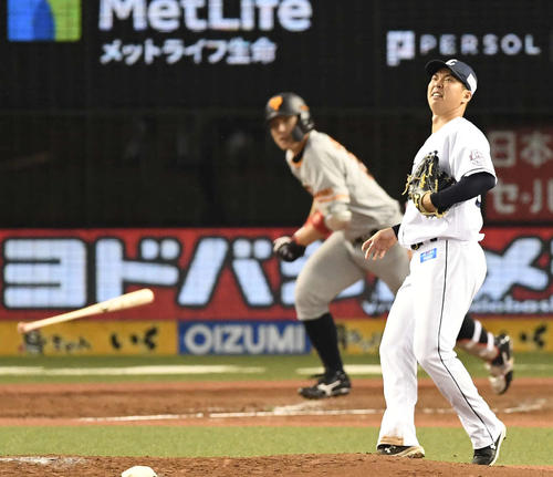 西武対巨人　4回表巨人無死一、二塁、炭谷に中2点適時打を浴びる十亀（撮影・鈴木みどり）