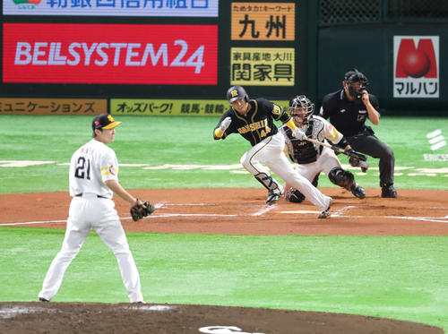 ソフトバンク対阪神　6回表阪神1死二、三塁、梅野隆太郎は左前に2点適時二塁打を放つ（撮影・梅根麻紀）