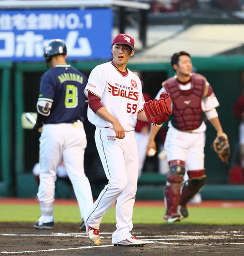楽天対ヤクルト　1回表ヤクルト2死満塁、熊原（中央）は中山（左）を邪飛に仕留めベンチに戻る。捕手太田（撮影・足立雅史）