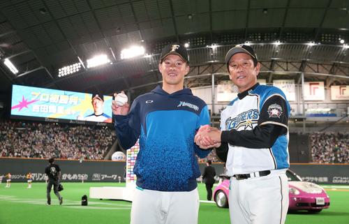 日本ハム対広島　プロ初登板初勝利を飾り栗山監督から祝福される吉田輝（撮影・黒川智章）
