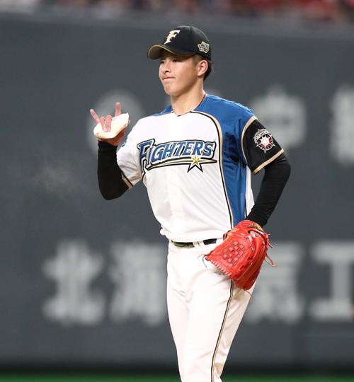 日本ハム対広島　5回表広島1死、菊池涼を三振にとりポーズをとる吉田輝（撮影・黒川智章）