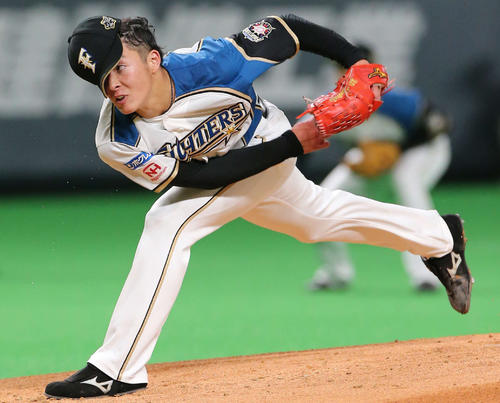 日本ハム対広島　1回、広島打線相手に汗びっしょりになりながら帽子を飛ばして力投する吉田輝（撮影・井上学）