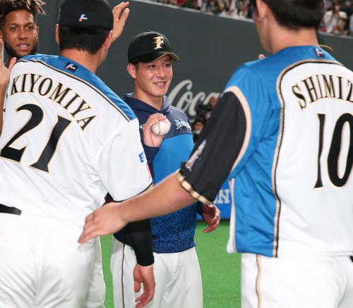 日本ハム対広島　試合後、ウイニングボールを受け取る吉田輝（撮影・黒川智章）