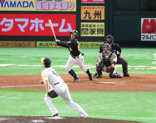 8回表阪神1死二塁、植田海は右越えに2点本塁打を放つ（撮影・梅根麻紀）