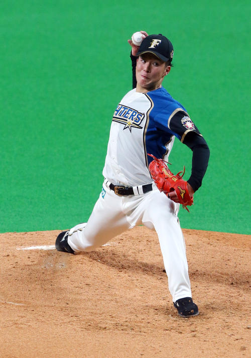 プロ初登板で力投する日本ハム吉田（撮影・垰建太）