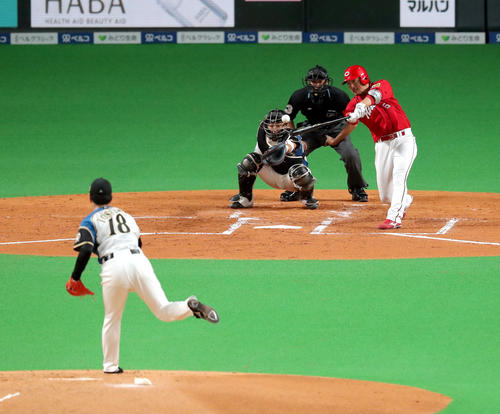 日本ハム対広島　2回表広島2死一塁、長野は同点となる適時二塁打を放つ。投手は日本ハム吉田輝（撮影・佐藤翔太）