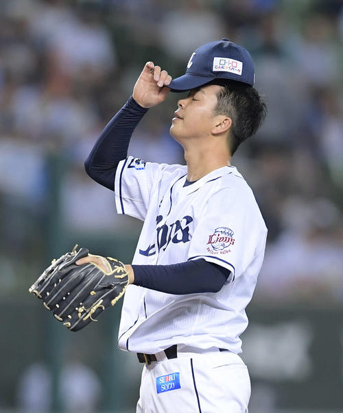 交流戦　西武対巨人　1回表巨人無死、西武先発の十亀は亀井に先制のソロ本塁打を浴びる（撮影・加藤諒）