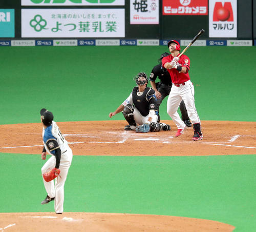 日本ハム対広島　3回表広島1死、鈴木は右飛に終わる。投手は日本ハム吉田輝（撮影・佐藤翔太）