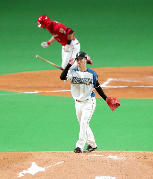 日本ハム対広島　3回表広島1死、鈴木を右飛に仕留める日本ハム吉田輝（撮影・佐藤翔太）