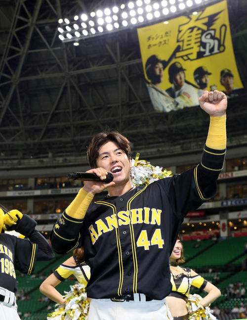 ソフトバンク対阪神　地元の声援を受けた梅野は「明日も勝つバイ！」と笑顔を見せる（撮影・栗木一考）