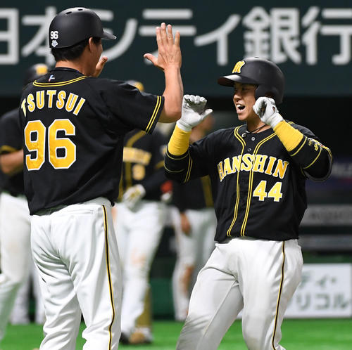 ソフトバンク対阪神　4回表阪神1死一塁、梅野隆太郎は左越えに逆転の2点本塁打を放ち笑顔で生還する（撮影・今浪浩三）