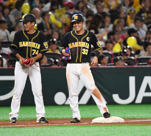 ソフトバンク対阪神　7回表阪神1死三塁、糸原健斗は右中間へ適時三塁打を放ち笑顔を見せる（右）（撮影・栗木一考）