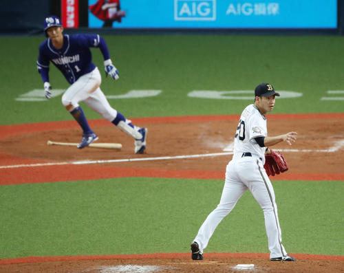 オリックス対中日　8回表中日1死満塁、京田に勝ち越し適時打を浴びる近藤（撮影・前田充）