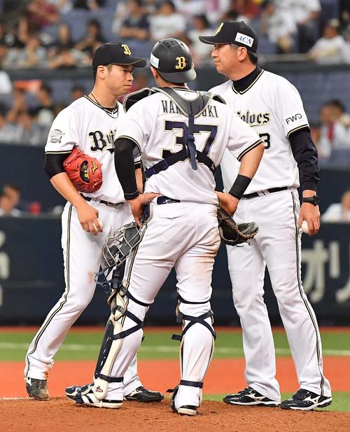 オリックス対中日　8回に4失点し降板する近藤大亮（左）（撮影・上田博志
