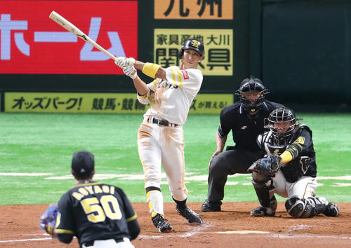 6回裏ソフトバンク無死、福田は右越え本塁打を放つ（撮影・梅根麻紀）