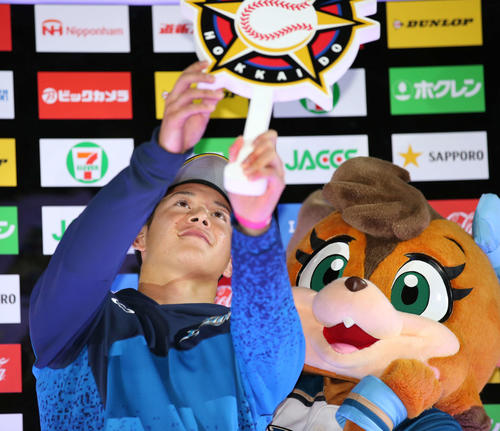 日本ハム対広島　プロ初登板初勝利を挙げお立ち台に上がった日本ハム吉田輝（撮影・井上学）