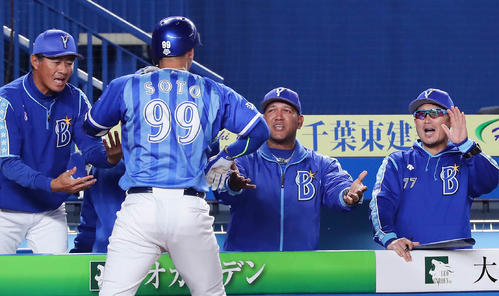 ロッテ対DeNA　6回表DeNA1死、本塁打を放ったソト（左から2人目）を迎えるラミレス監督（同3人目）（撮影・丹羽敏通）