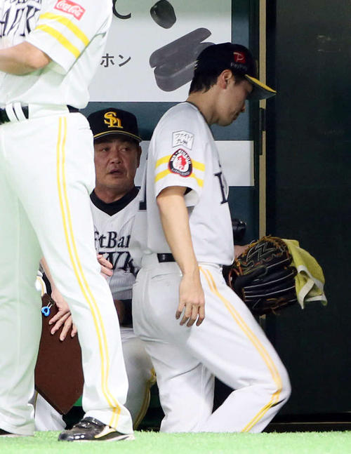 ソフトバンク対阪神　6回途中4失点で降板した和田（右）を見つめる工藤監督（撮影・栗木一考）
