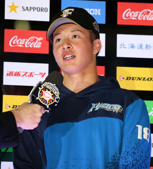 プロ初登板初勝利を挙げ笑顔でインタビューを受ける日本ハム吉田輝（撮影・井上学）