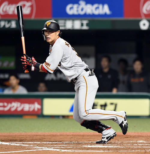 西武対巨人　8回表巨人2死満塁、左前に走者一掃の3点適時打二塁打を放つ亀井（撮影・たえ見朱実）