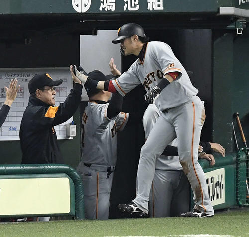 西武対巨人　8回表巨人2死二塁、坂本勇の右前適時打をで生還した亀井（右）とハイタッチする原監督（撮影・鈴木みどり）