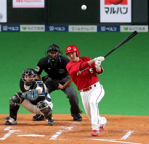日本ハム対広島　2回表広島2死一塁、長野は同点となる適時二塁打を放つ。投手は日本ハム吉田輝（撮影・佐藤翔太）