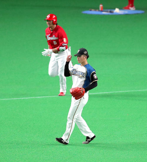 日本ハム対広島　1回表広島無死、長野（左奥）に右前打を打たれる日本ハム吉田輝（撮影・佐藤翔太）