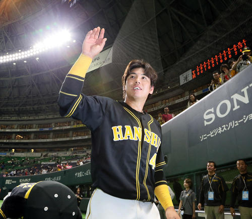 ソフトバンク対阪神　声援に応える梅野隆太郎（撮影・栗木一考）