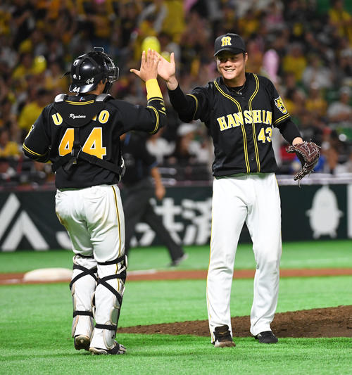 ソフトバンク対阪神　9回を抑えた守屋功輝は梅野隆太郎とタッチする（撮影・今浪浩三）