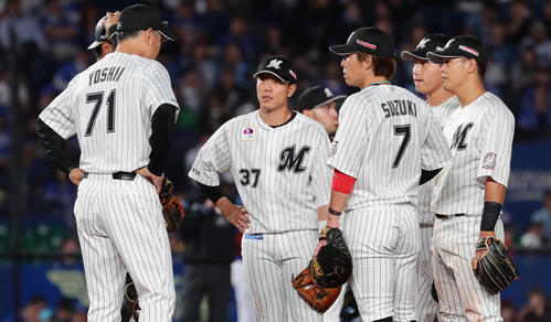 ロッテ対DeNA　4回表DeNA2死一、二塁、伊藤を歩かせた岩下（右から2人目）のもとに集まるロッテ内野陣（撮影・丹羽敏通）