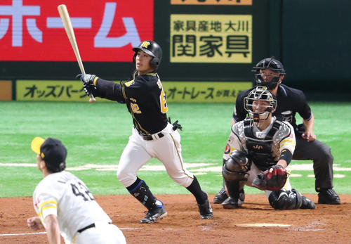 ソフトバンク対阪神　8回表阪神1死二塁、植田海は右越えに2点本塁打を放つ（撮影・梅根麻紀）