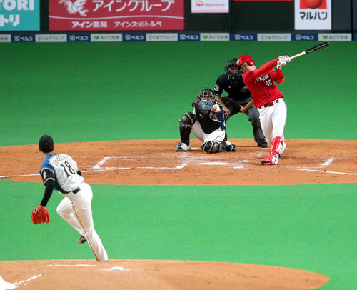 日本ハム対広島　4回表広島無死、磯村を三振にとる日本ハム吉田輝（撮影・佐藤翔太）