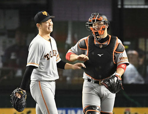 西武対巨人　西武に勝利し、中川（左）と笑顔でタッチを交わす巨人炭谷（撮影・鈴木みどり）