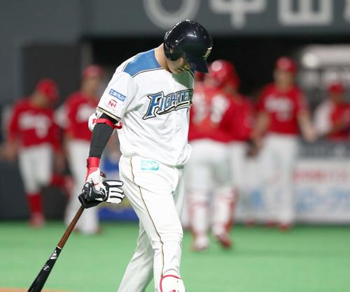 日本ハム対広島　1回裏、三振しうつむいて引き揚げる清宮（撮影・黒川智章）