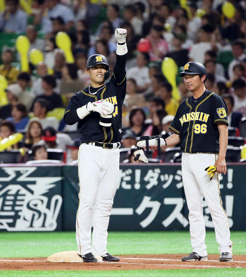 ソフトバンク対阪神　7回表阪神2死一、三塁、原口は右前適時打を放ち、ベンチに向けてガッツポーズ（撮影・栗木一考）