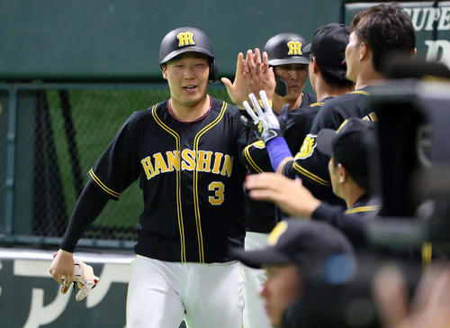 ソフトバンク対阪神　6回表阪神1死二、三塁、梅野隆太郎の2点適時打で生還する大山悠輔（撮影・栗木一考）