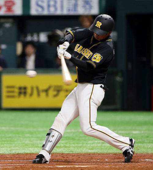 3回表阪神1死一塁、近本は右前打を放つ（撮影・栗木一考）