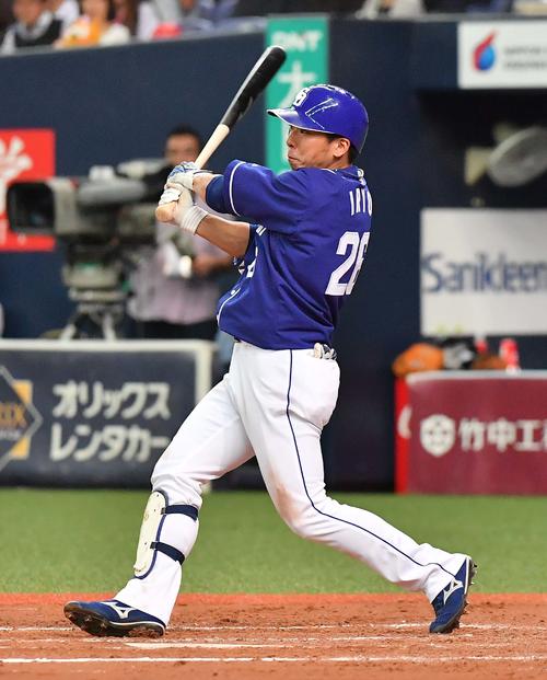 オリックス対中日　8回表中日2死満塁、右中間へ3点適時三塁打を放つ井領（撮影・上田博志）