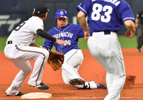 オリックス対中日　8回表中日2死満塁、井領は右中間へ3点適時三塁打を放って滑り込む（撮影・上田博志）