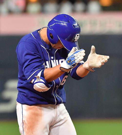 オリックス対中日　8回表中日2死満塁、右中間へ3点適時三塁打を放ち手を叩いて喜ぶ井領（撮影・上田博志）