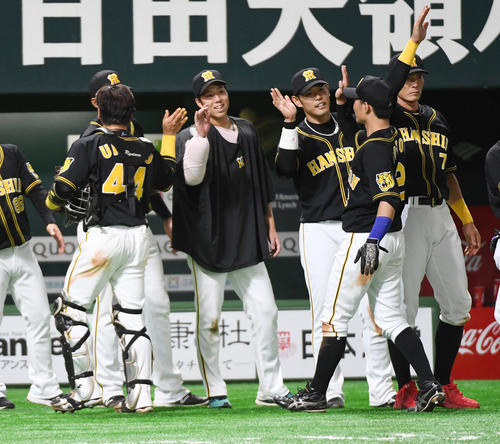 ソフトバンク対阪神　5勝目を挙げた青柳晃洋（中央）は梅野隆太郎らナインを出迎える（撮影・今浪浩三）