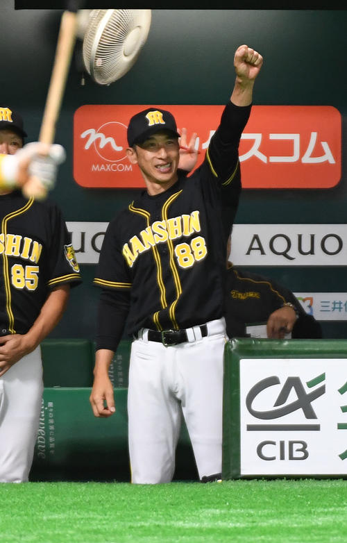 ソフトバンク対阪神　7回表阪神2死一、三塁、右前適時打を放った原口文仁に向かってガッツポーズをする矢野燿大監督（撮影・今浪浩三）
