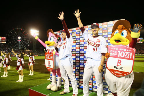 楽天対ヤクルト　4連勝を飾り楽天恒例の「バーン」でファンの声援に応える小郷（左）と久保（撮影・足立雅史）