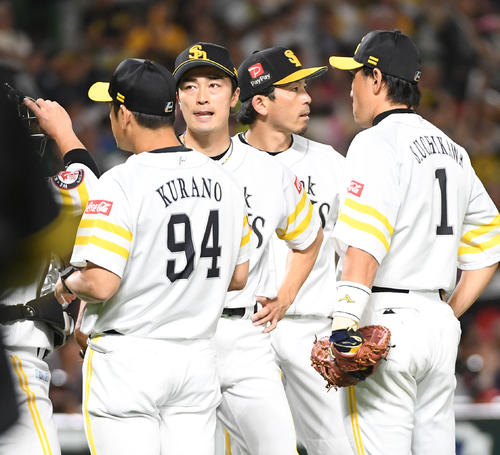 ソフトバンク対阪神　6回表阪神1死二、三塁、先発の和田毅は梅野隆太郎に2点適時打を浴び降板する（撮影・今浪浩三）