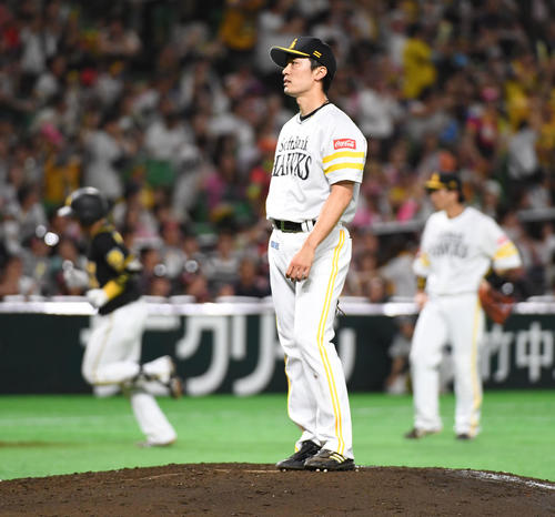 ソフトバンク対阪神　4回表阪神1死一塁、先発の和田毅は梅野隆太郎に逆転の2点本塁打を浴びる（撮影・今浪浩三）