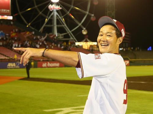楽天対ヤクルト　4連勝を飾り笑顔を見せる楽天久保（撮影・足立雅史）