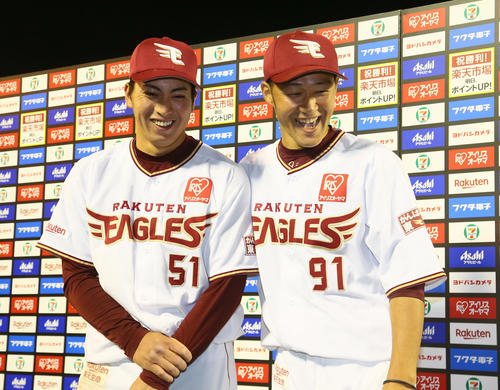 楽天対ヤクルト　お立ち台で笑顔を見せる楽天の小郷（左）と久保（撮影・足立雅史）