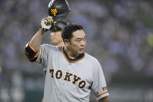 交流戦　西武対巨人　7回表巨人1死一塁、阿部は通算350二塁打を達成し、ヘルメットを取って歓声に応える（撮影・加藤諒）