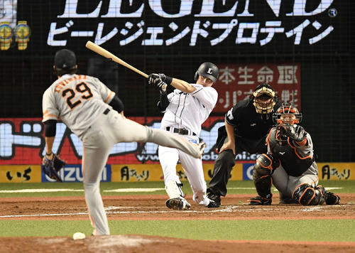 西武対巨人　9回裏西武2死一塁、右適時二塁打を放つ金子。投手鍬原（撮影・鈴木みどり）