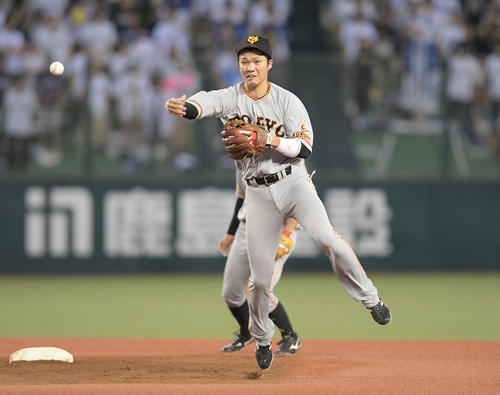 交流戦　西武対巨人　2回裏西武2死一塁、遊撃手坂本勇は金子侑のゴロを一塁へ好送球してアウトにする（撮影・加藤諒）